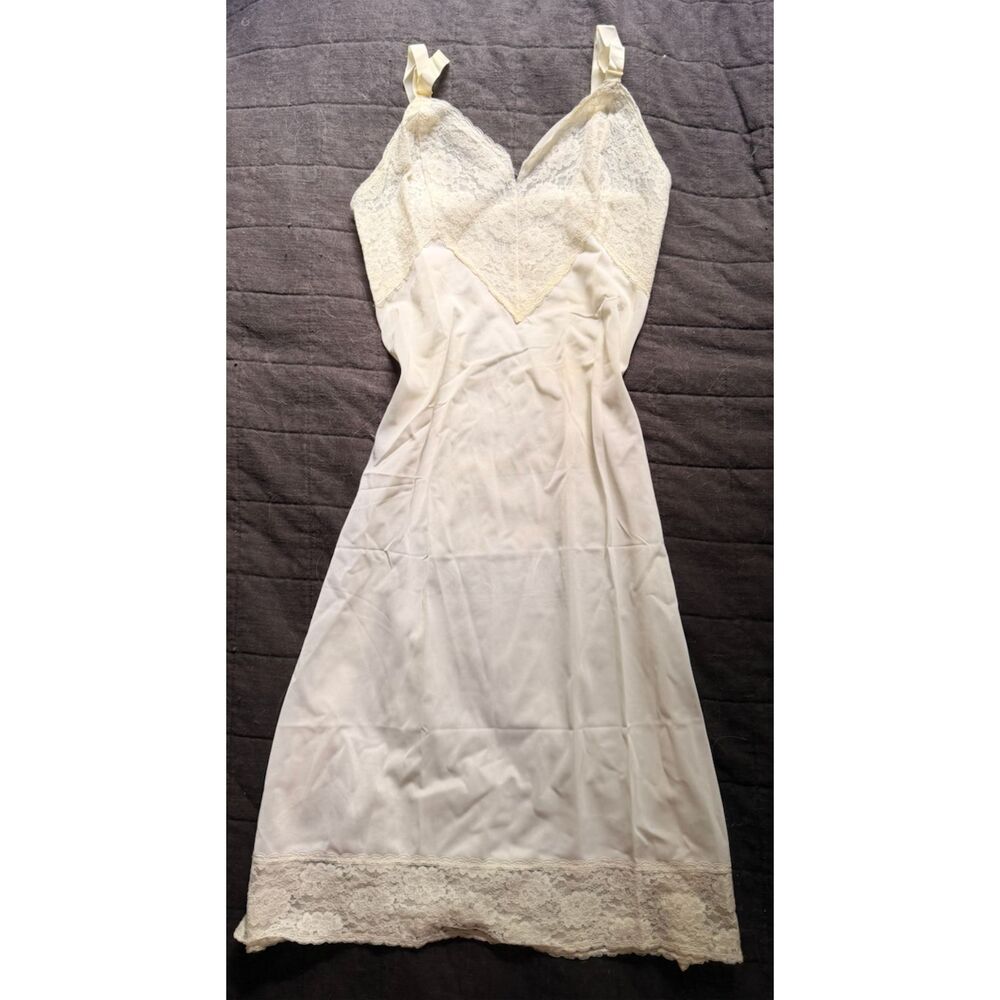 The most perfect vintage lace trim slip dress!!
